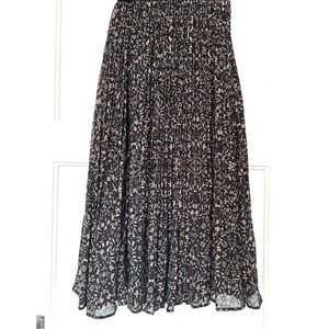 Pleated floral midi skirt! New with tags. Size 4/xs